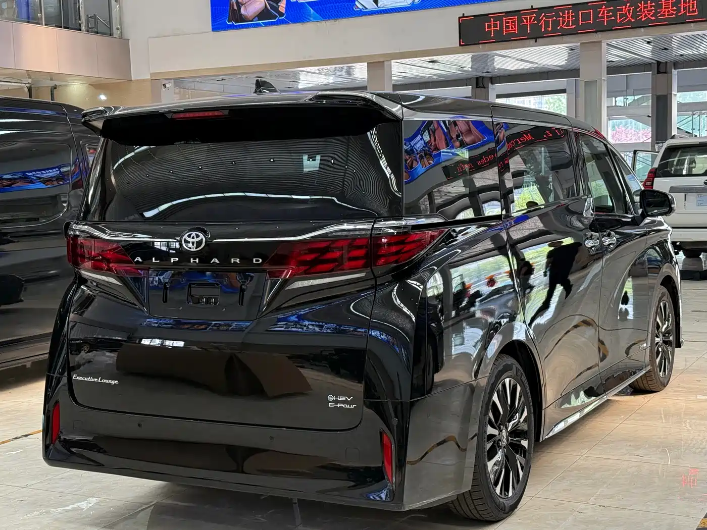 Toyota Alphard 2024 Hybrid 2.5L Ultimate Enjoyment Edition фото 9