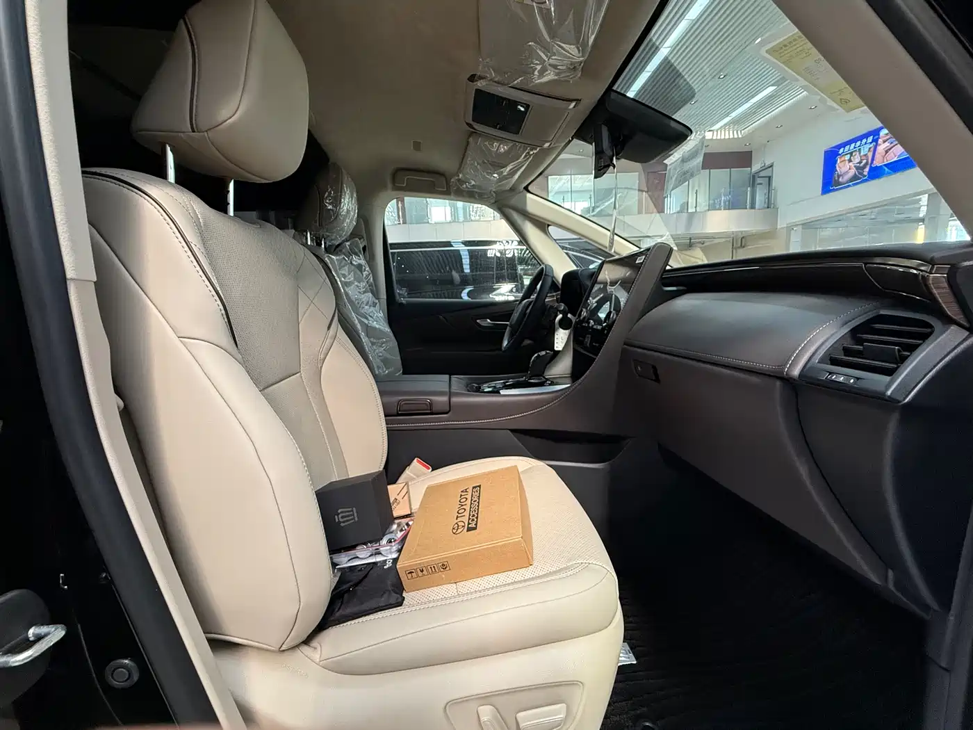 Toyota Vellfire 2025 Crown Hybrid 2.5L Ink Gold Executive Edition фото 12