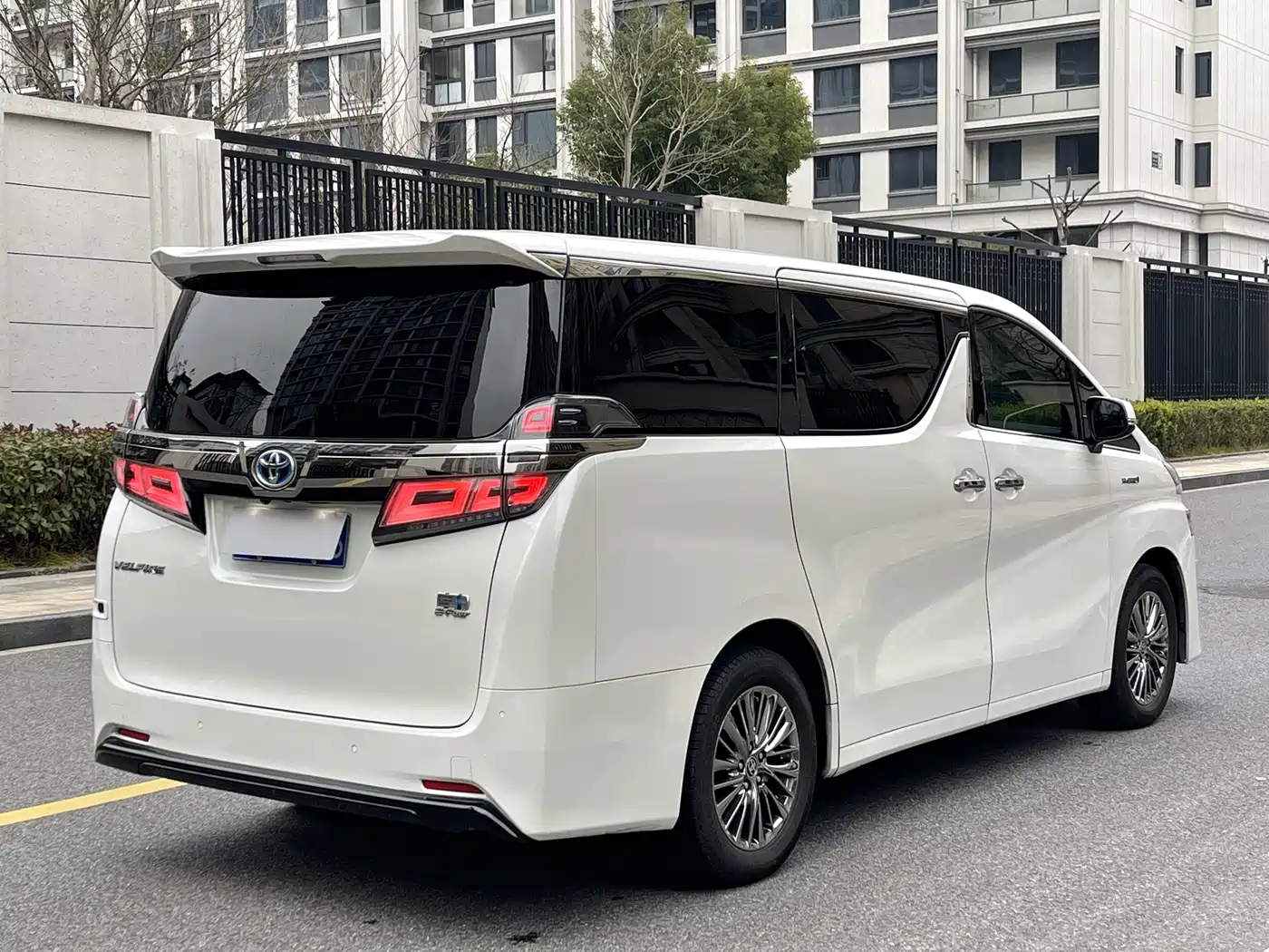 Toyota Vellfire 2019 Hybrid 2.5L HV Premium Edition фото 7