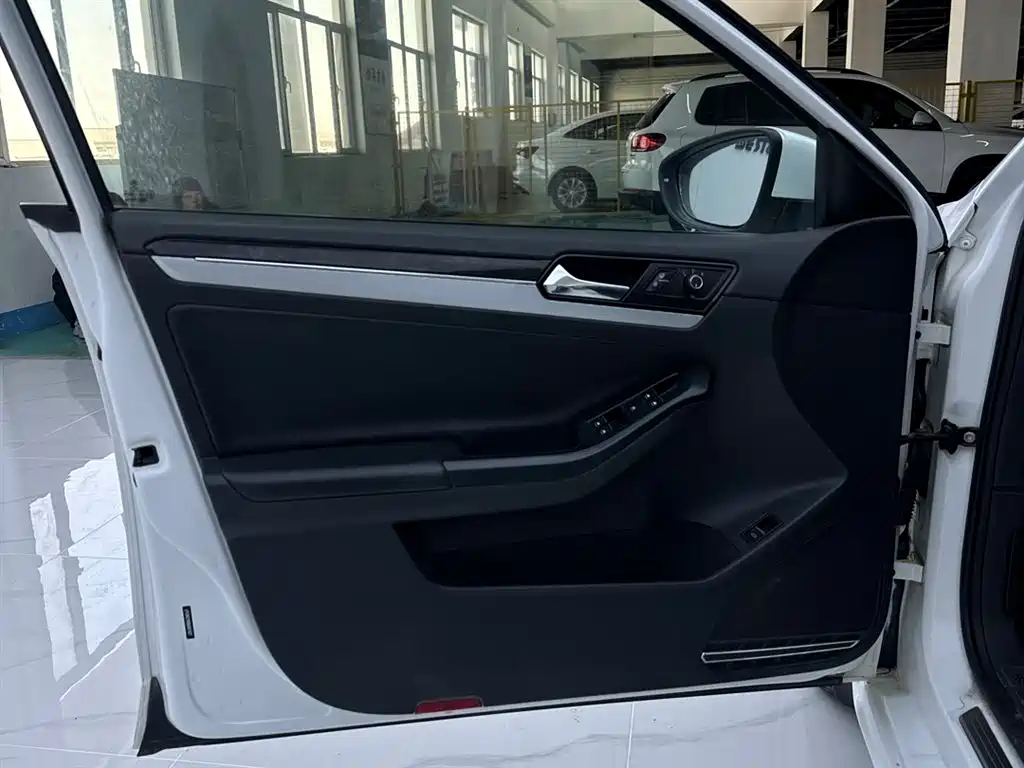 Volkswagen Sagitar 2015 230TSI Automatic Comfort фото 15