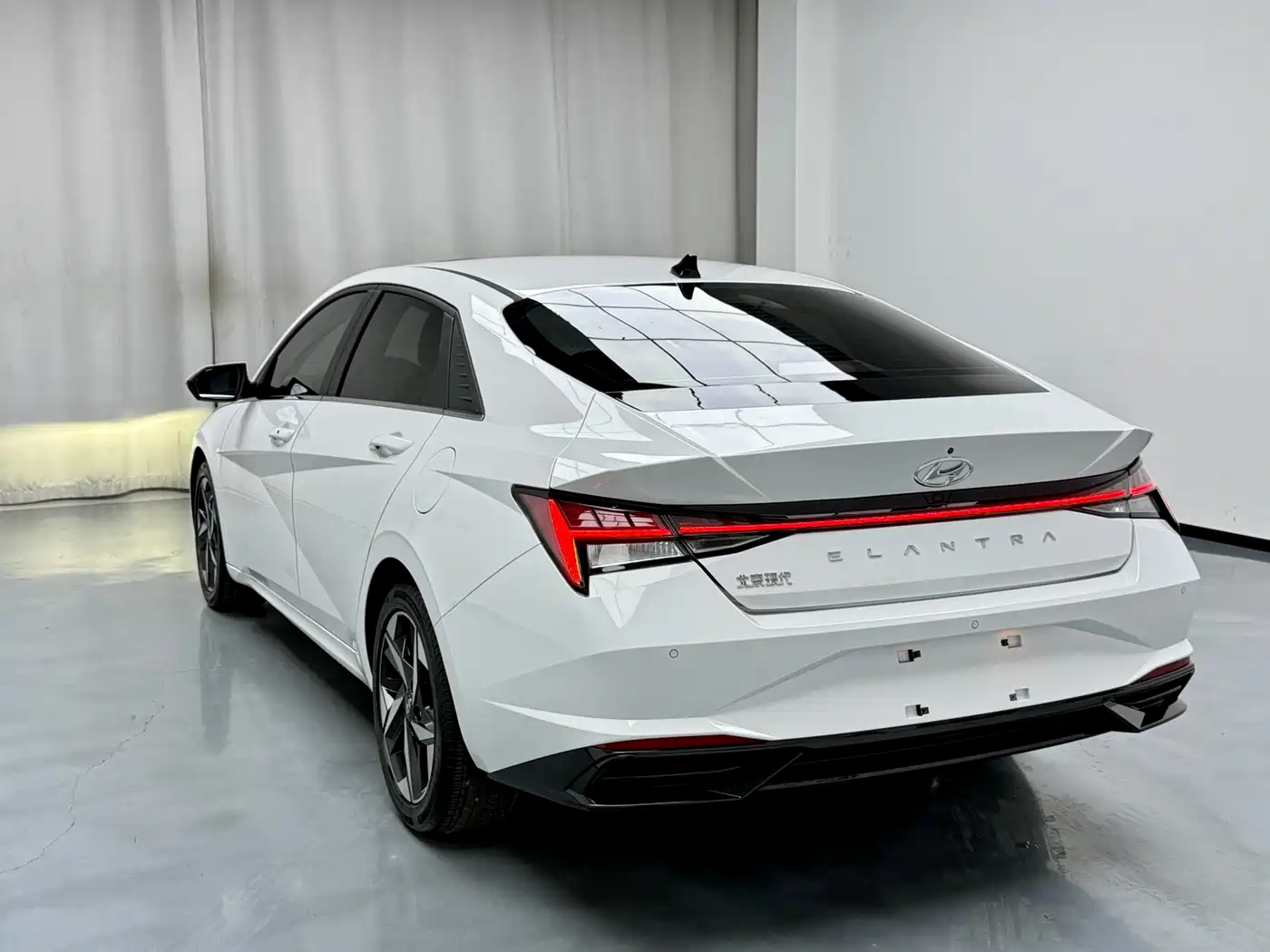 Hyundai Elantra 2022 1.5L CVT LUX Premium Edition фото 16