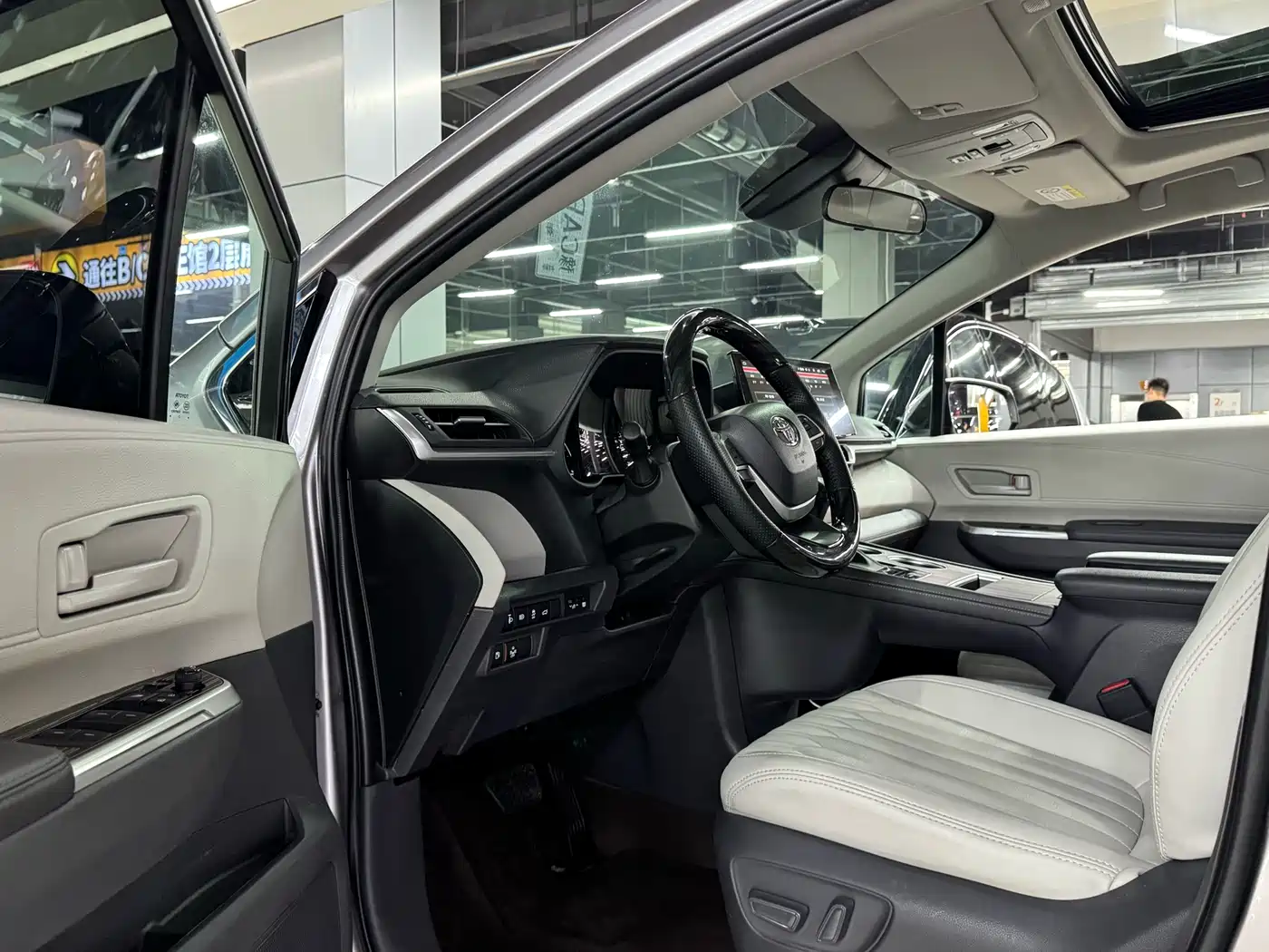 Toyota Sienna 2023 2.5L Hybrid Comfort Edition фото 7
