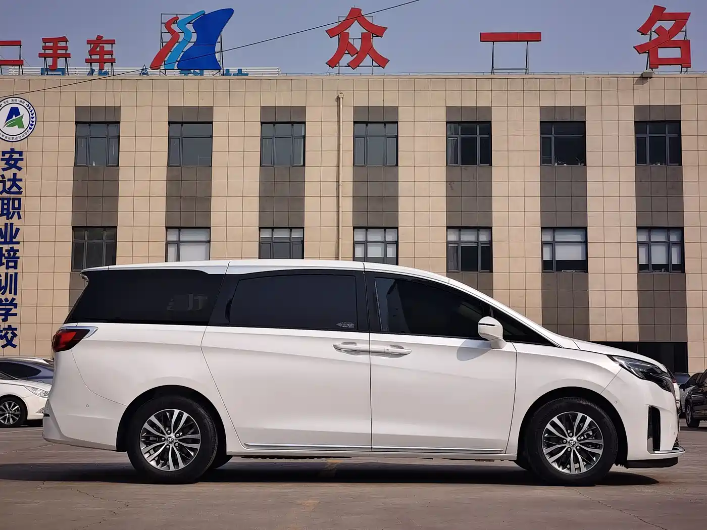 Buick GL8 2023 ES Landmaster Exclusive фото 4