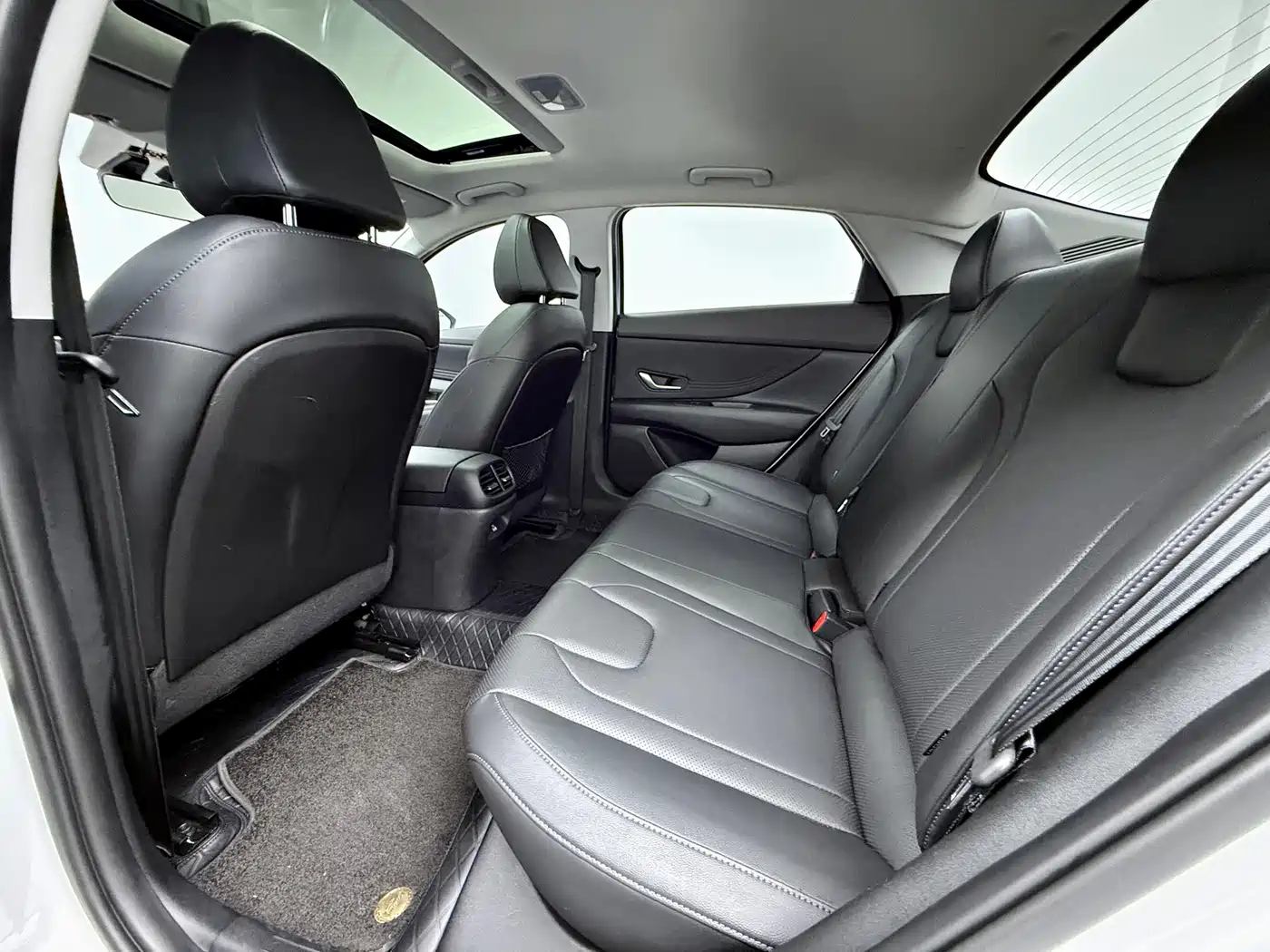 Hyundai Elantra 2022 1.5L CVT LUX Premium Edition фото 10