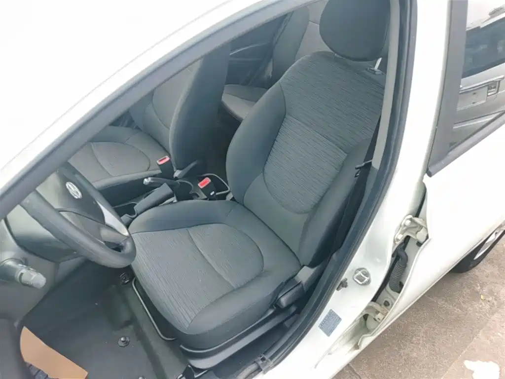 Hyundai Reina 2014 Model 1.4L Automatic GLX фото 15