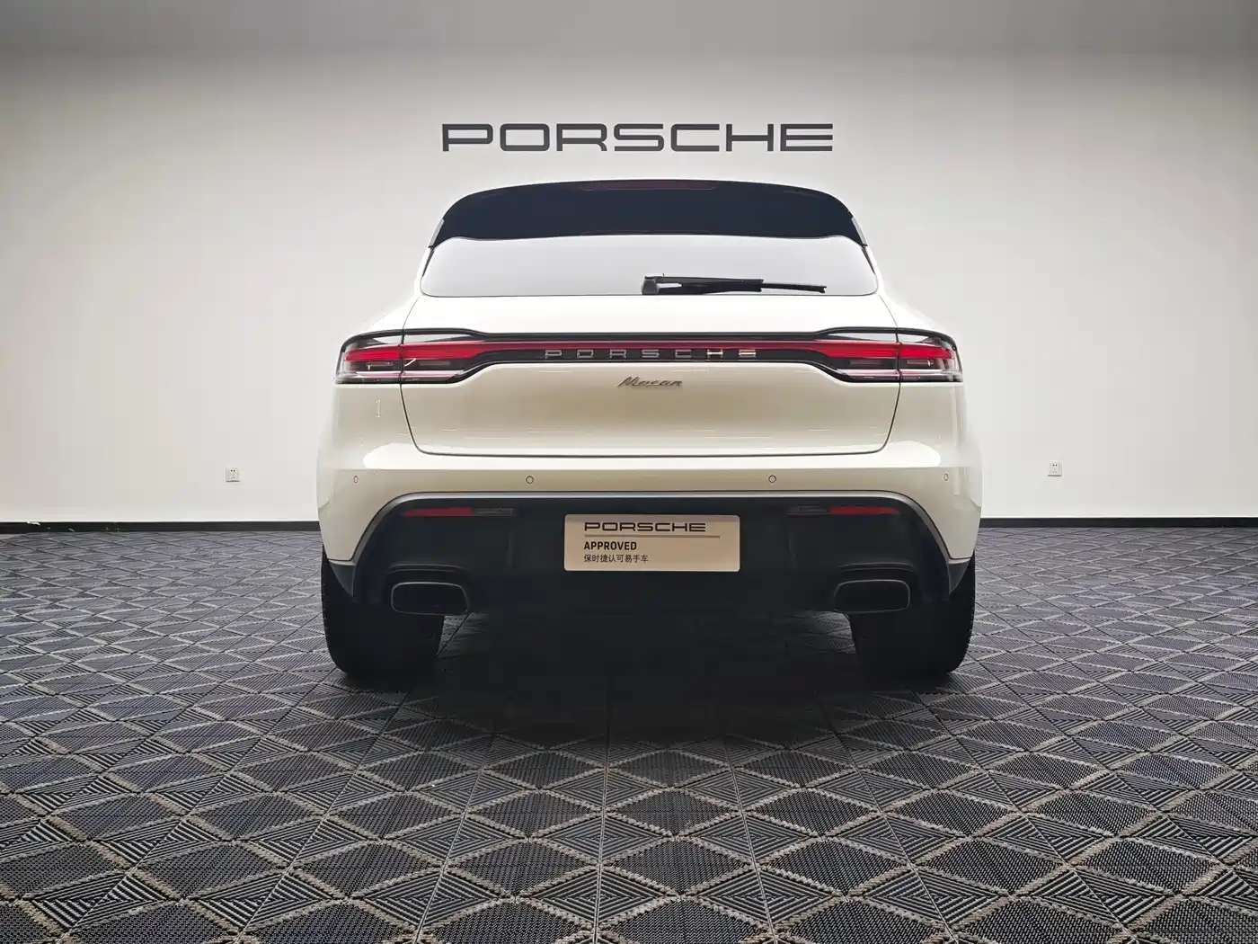 PORSCHE MACAN
