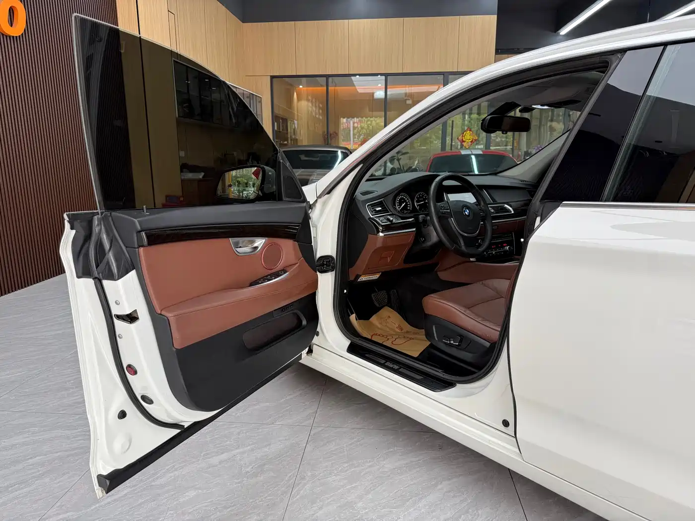 BMW 5 Series GT 2013 535i Elegance фото 10