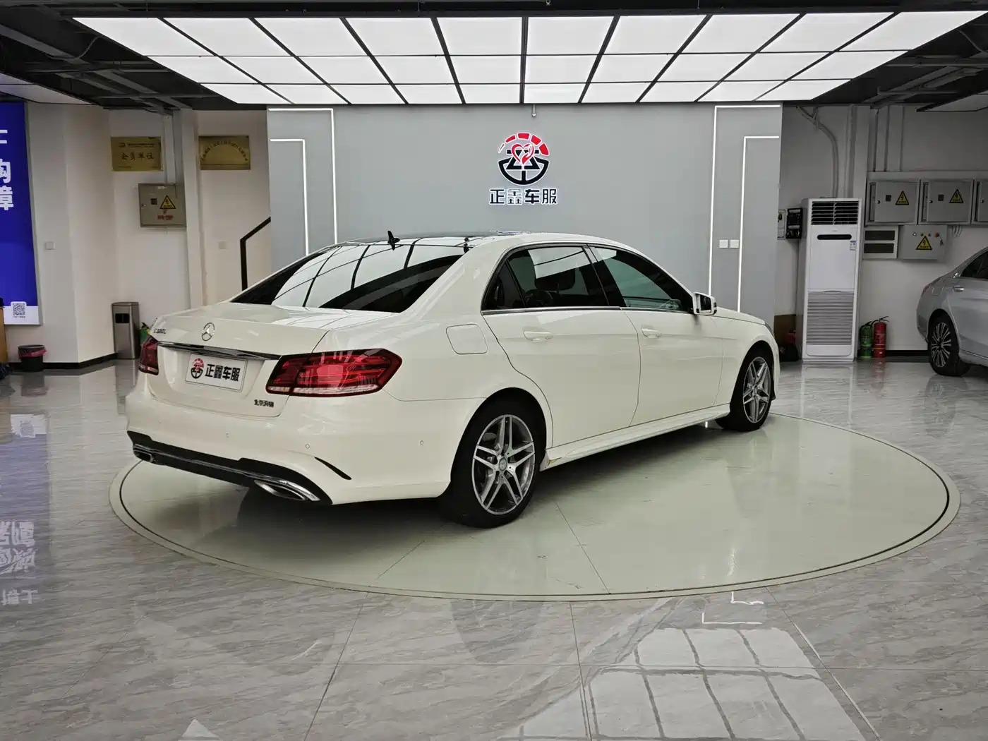 Mercedes-Benz E-Class 2015 E 320 L Sport фото 14