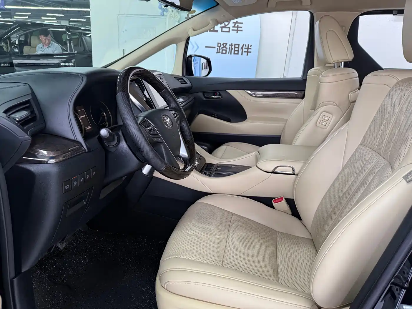 Toyota Vellfire 2019 Hybrid 2.5L HV Premium Edition фото 2