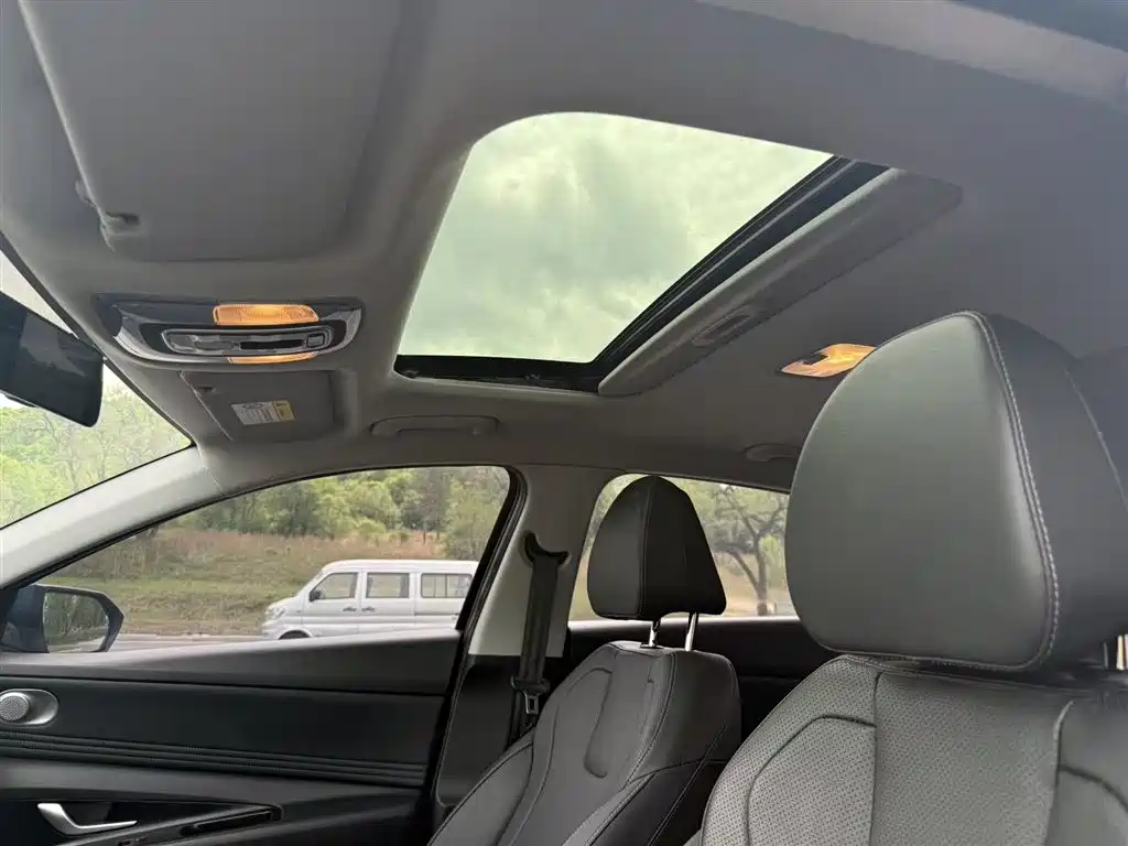 Hyundai Elantra 2022 1.5L CVT GLX Elite Edition фото 13