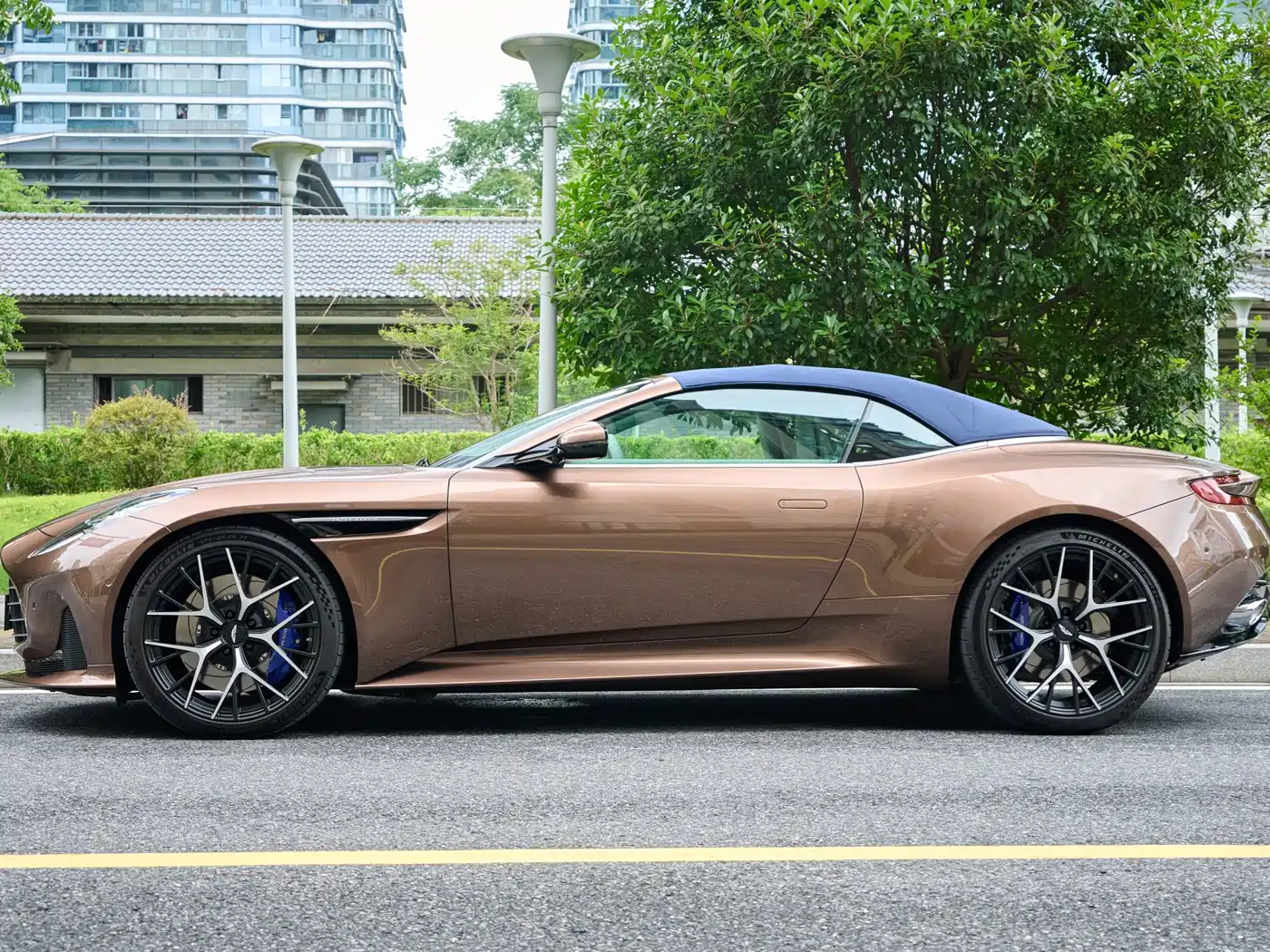 Фото 14 - Aston Martin DB12