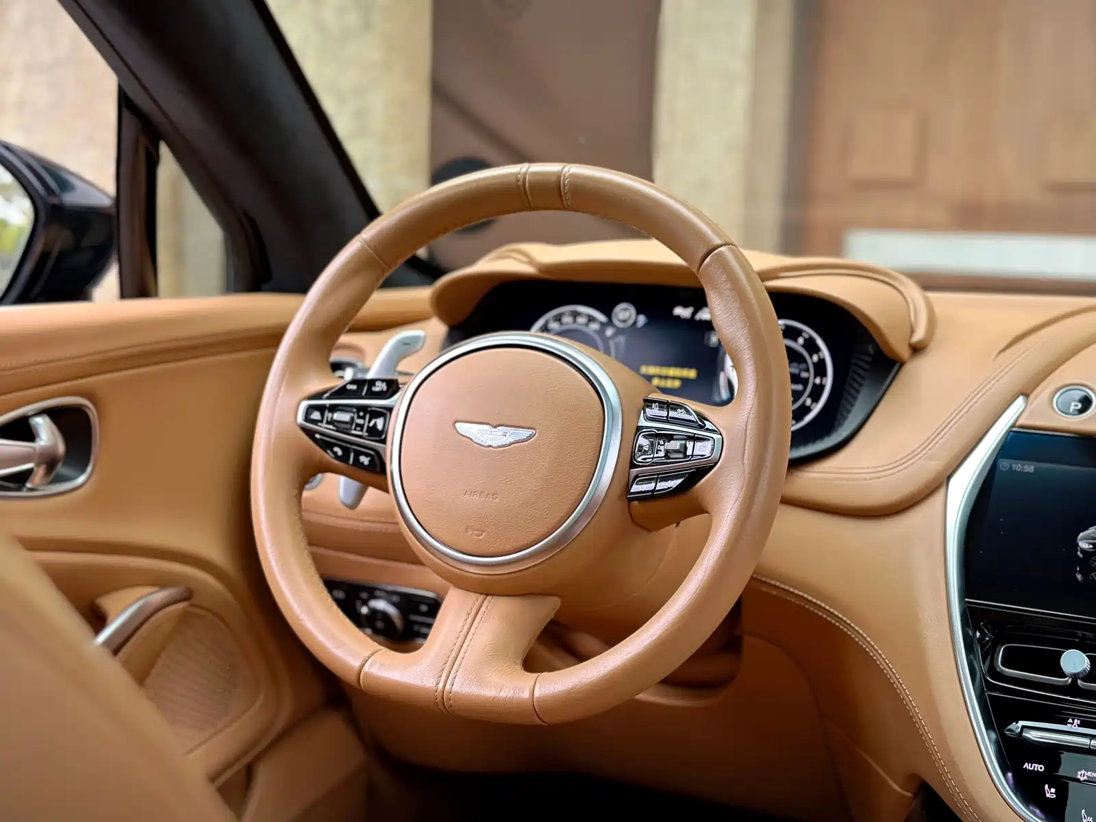Фото 16 - Aston Martin DBX