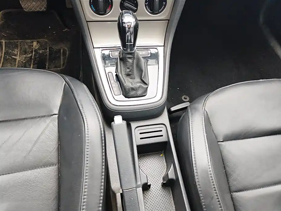 Volkswagen Lavida 2013 1.6L Automatic Comfort Edition фото 16