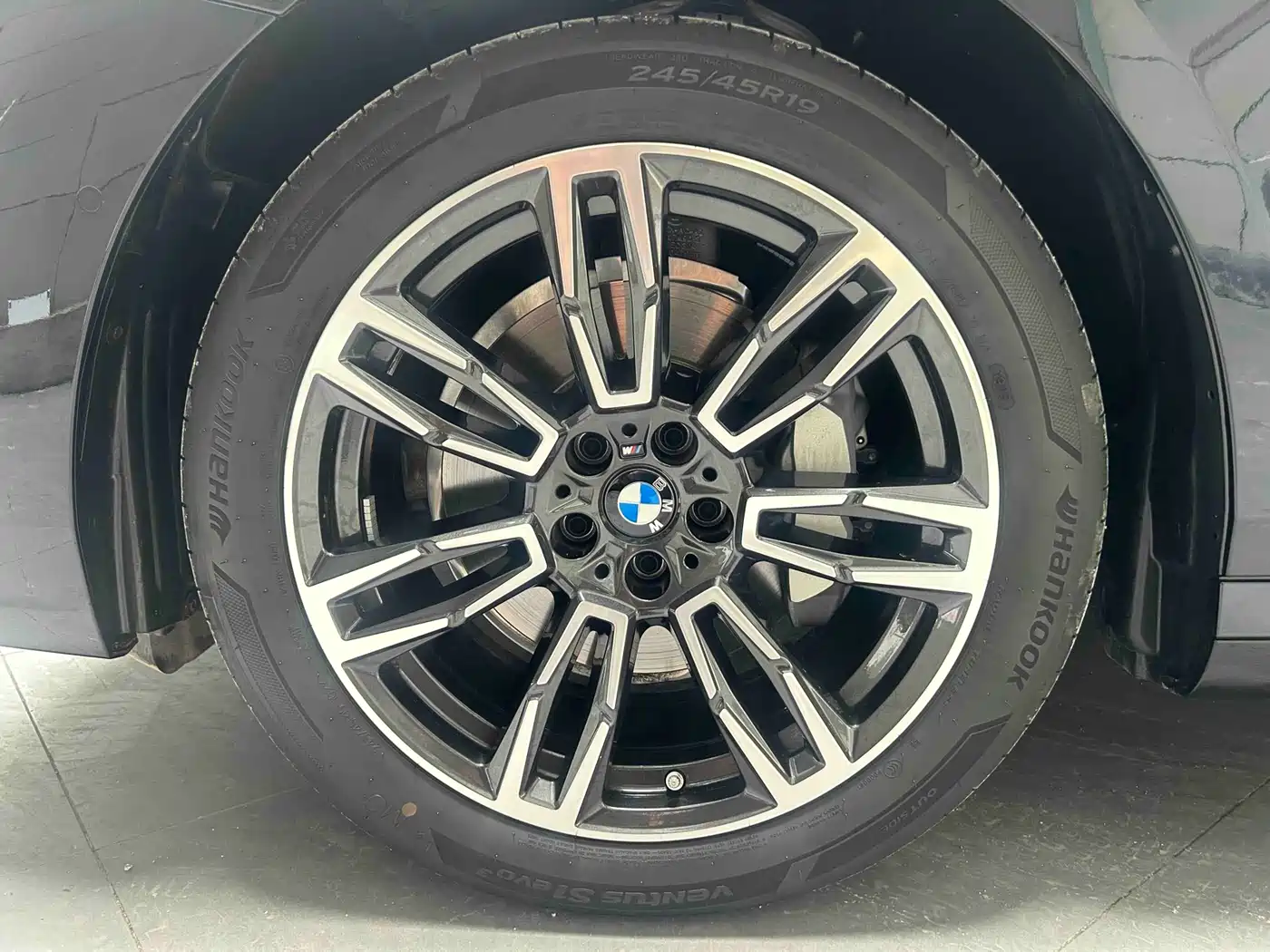 BMW 5 Series 2025 530Li Leading M Sport Package фото 3