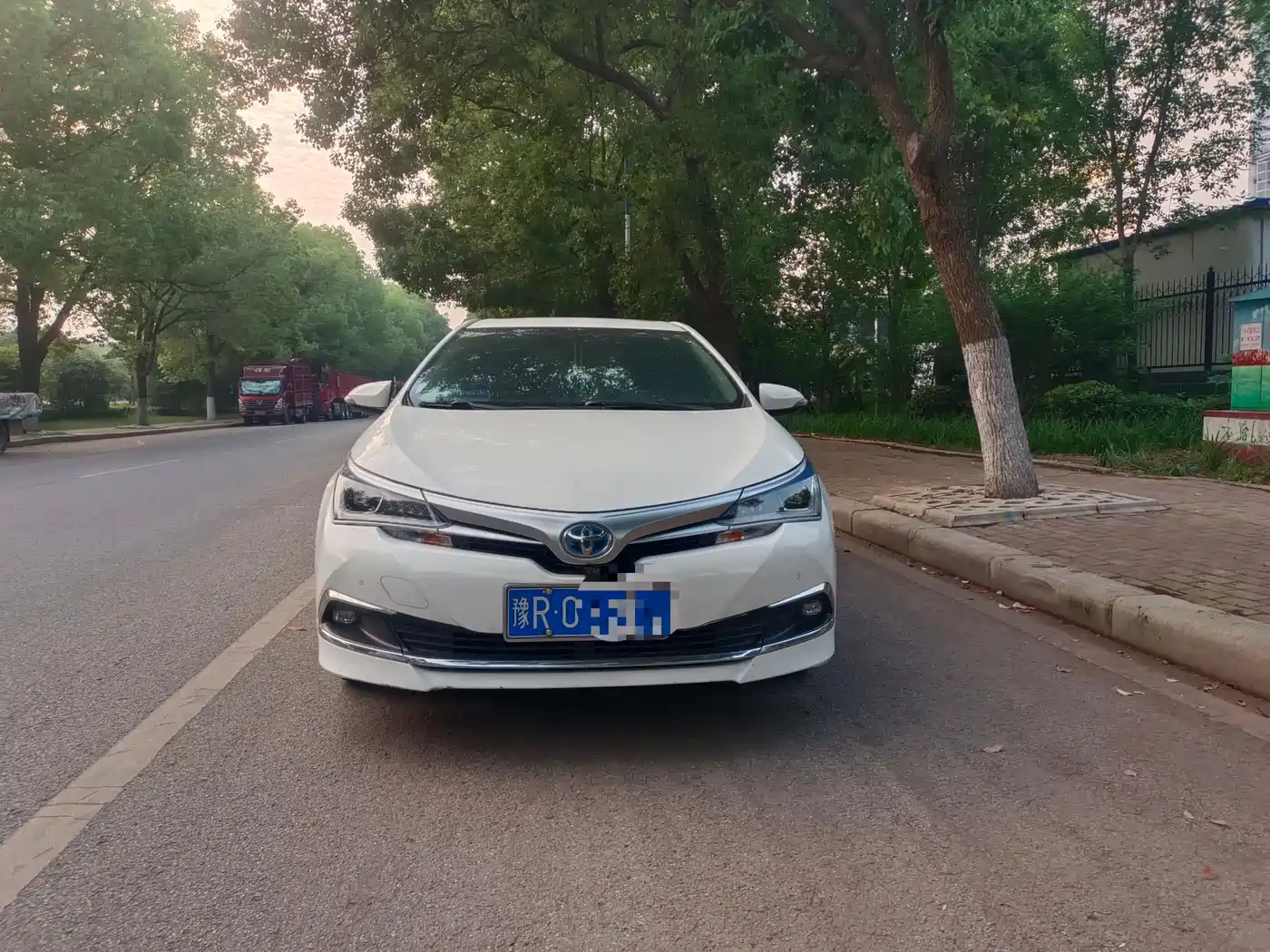 Toyota Corolla 2017 Facelift Hybrid 1.8L E-CVT Elite Edition фото 3