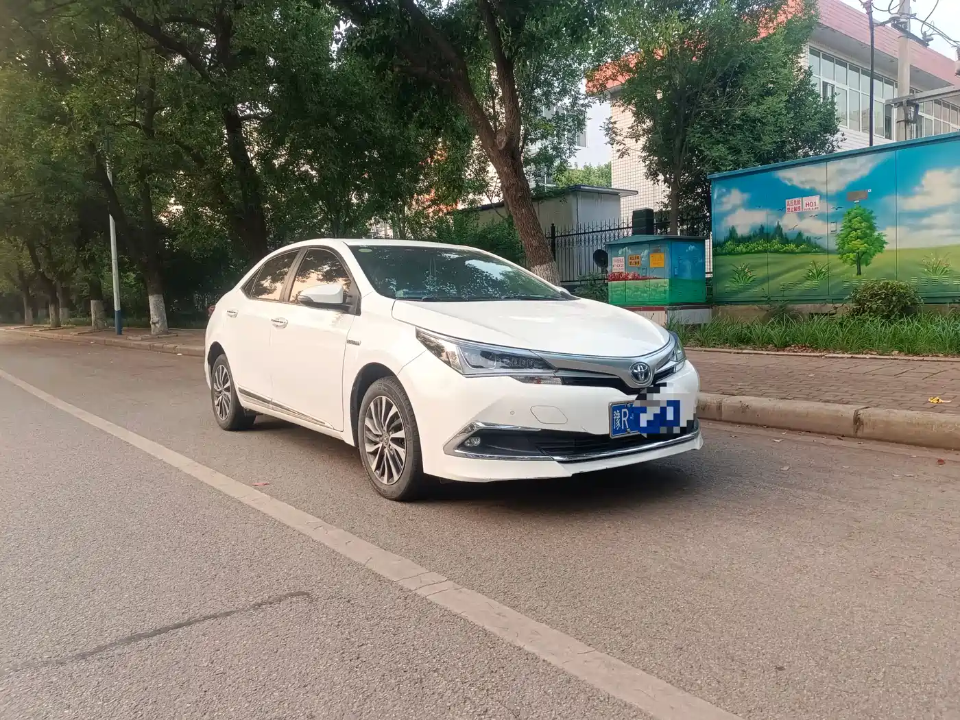 Toyota Corolla 2017 Facelift Hybrid 1.8L E-CVT Elite Edition фото 2