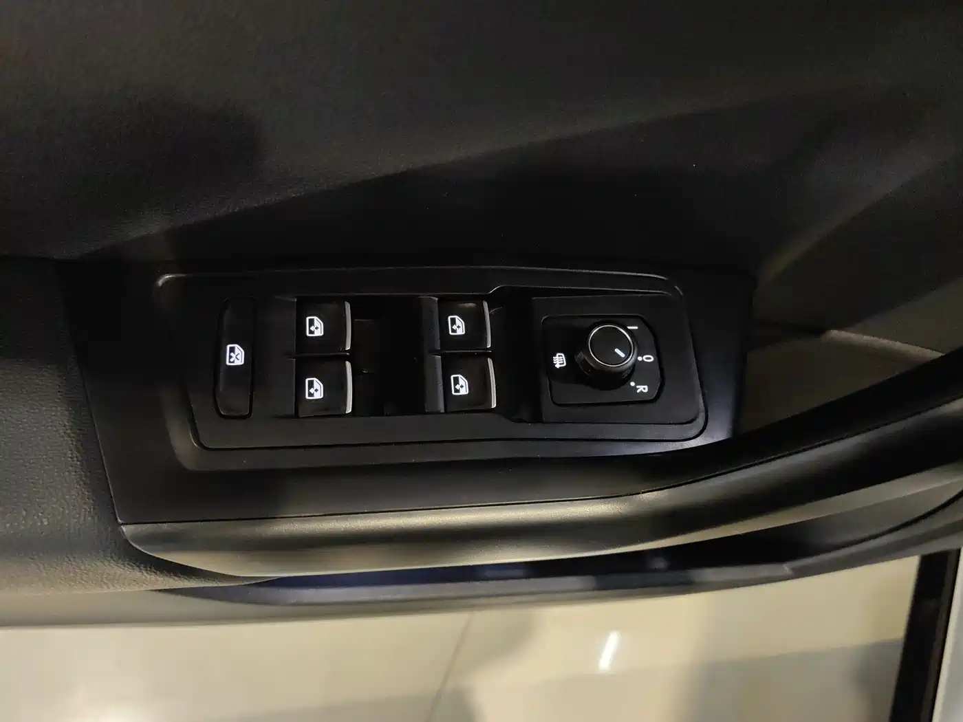 VOLKSWAGEN T ROC EXPLORING SONGS