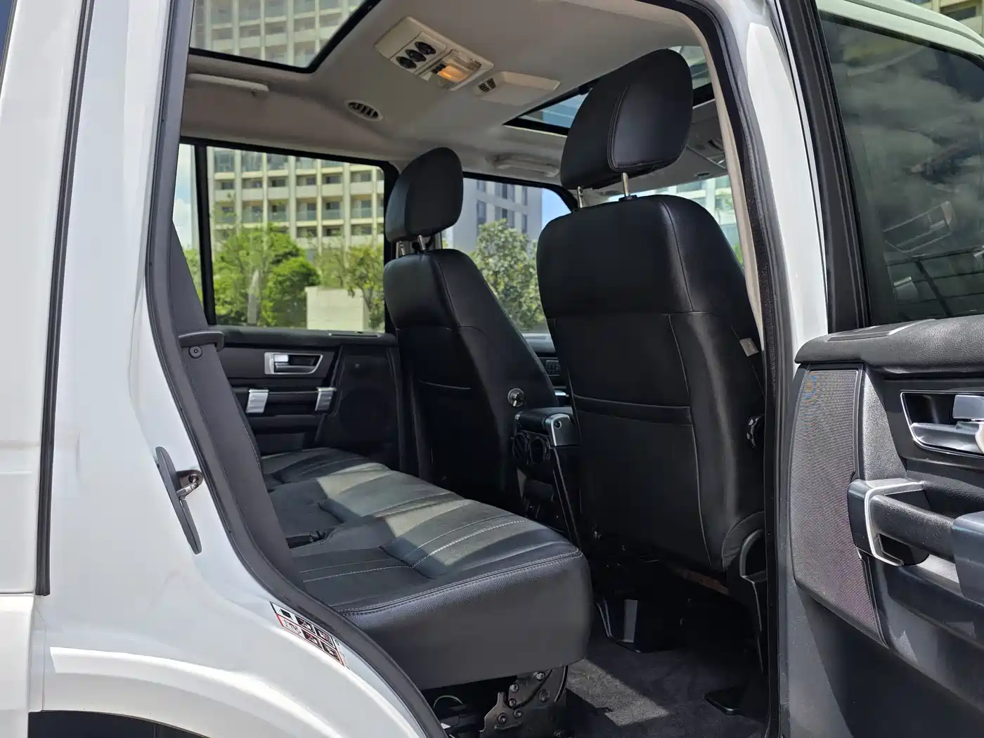 Land Rover Discovery 2015 3.0 SDV6 HSE Diesel фото 9