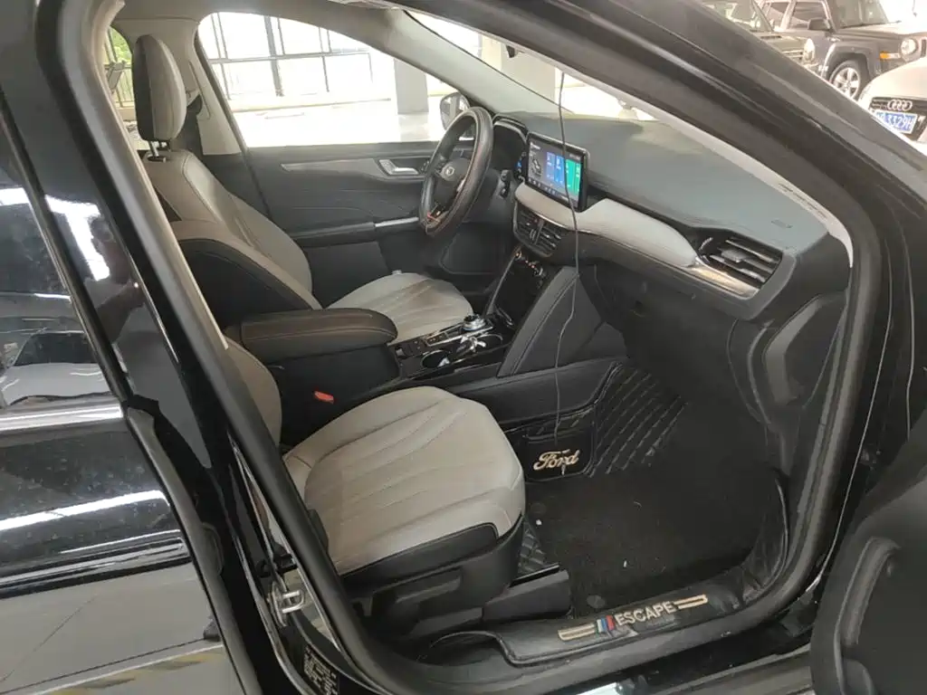 Фото 25 - Ford Escape