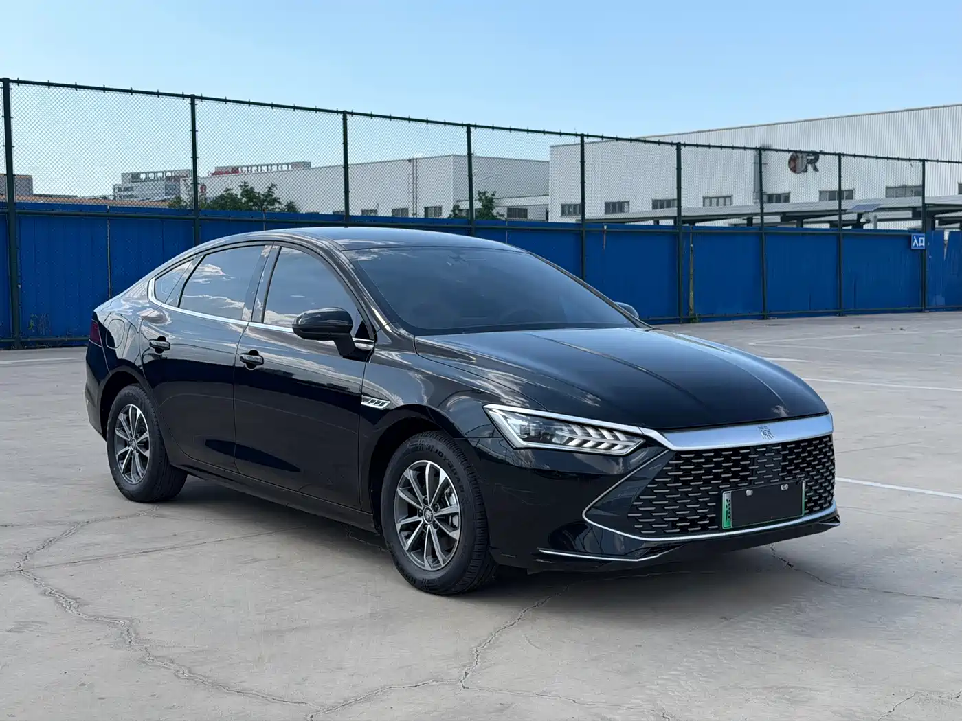 BYD Qin PLUS 2024 Glory Edition DM-i 55KM Leading фото 3
