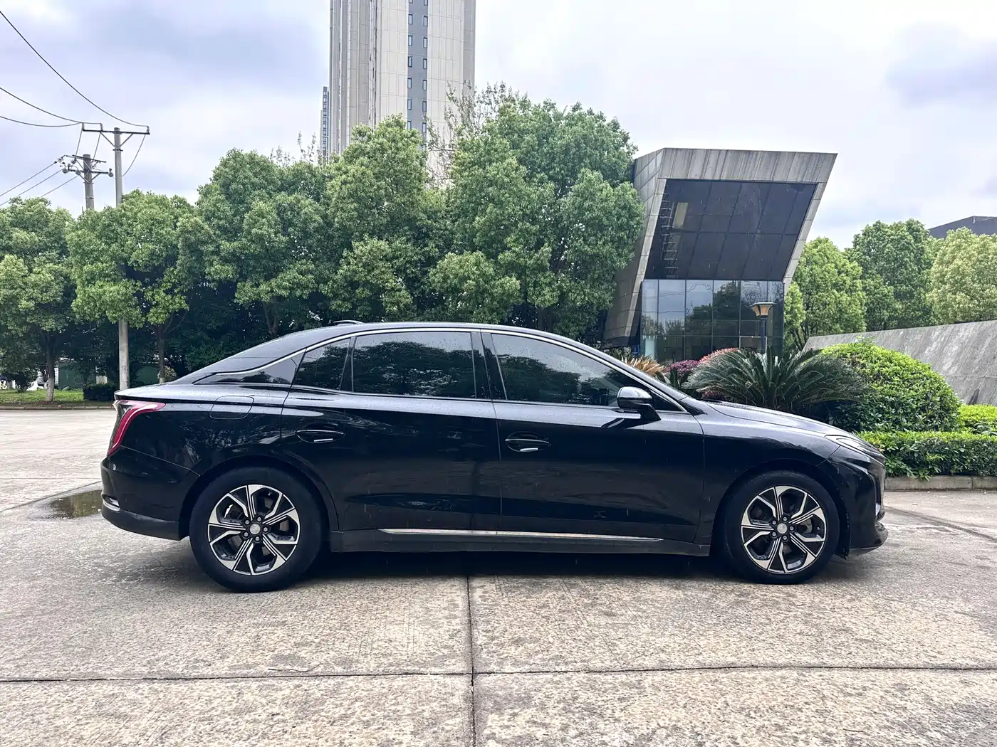 Hongqi E-QM5 2022 431km Battery Swap Enjoyment Edition фото 3