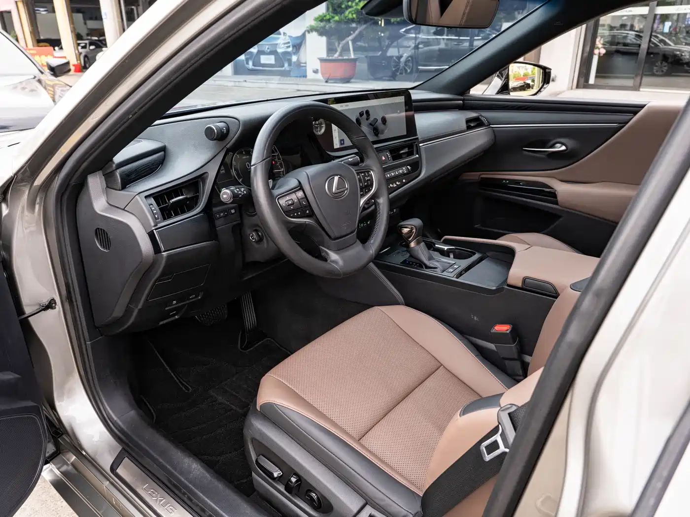 Lexus ES 2022 300h Ultimate Edition фото 9