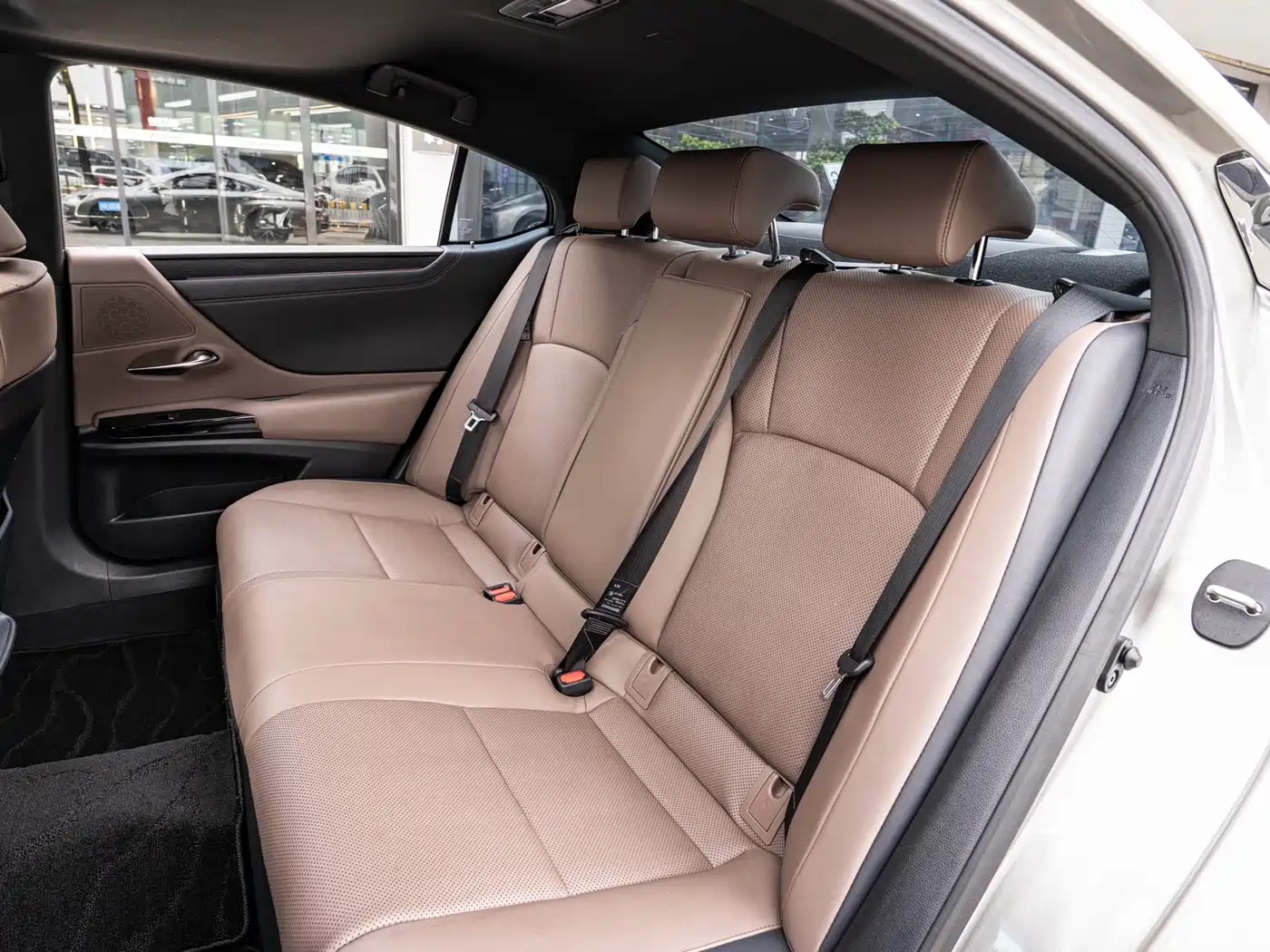 Lexus ES 2022 300h Ultimate Edition фото 12