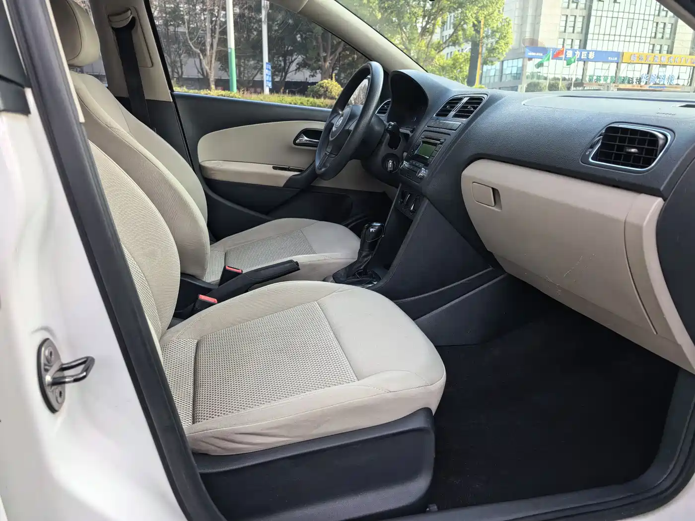 Volkswagen Polo 2011 1.6L Automatic Style Edition фото 14