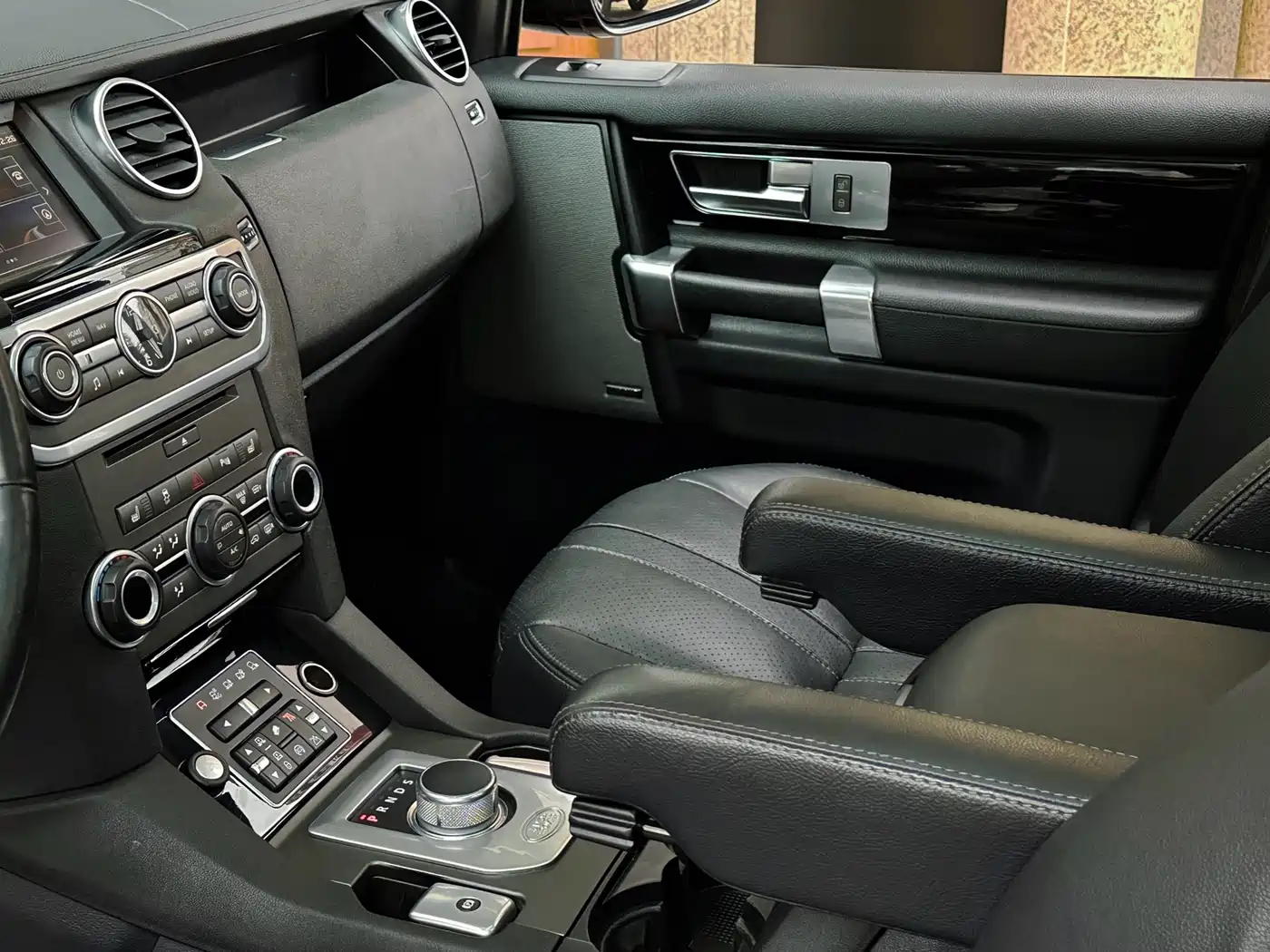 Land Rover Discovery 2015 3.0 SC V6 SE фото 16