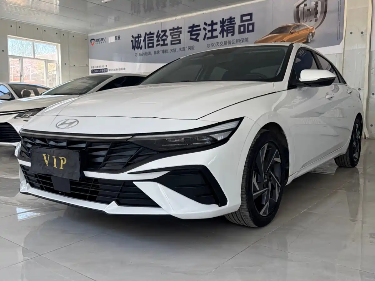 Hyundai Elantra 2023 Model 1.5L CVT LUX Premium Edition фото 3