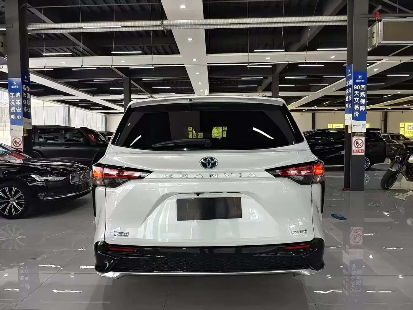 Toyota Granvia 2024 2.5L Hybrid Luxury фото 10