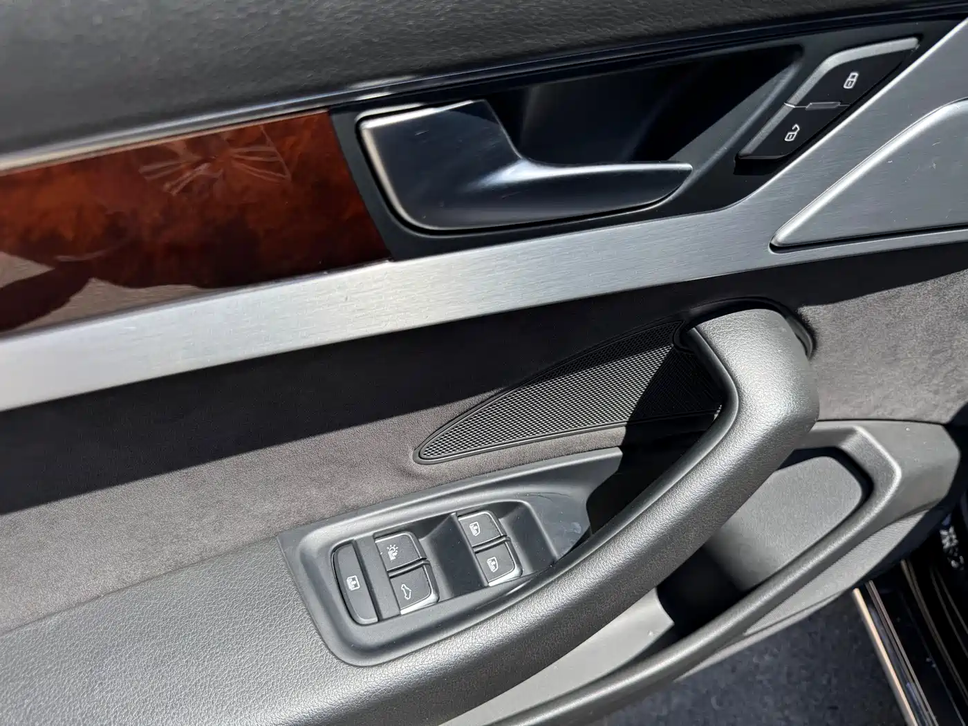 Audi A8 2011 A8L 3.0 TFSI quattro Comfort (213kW) фото 18
