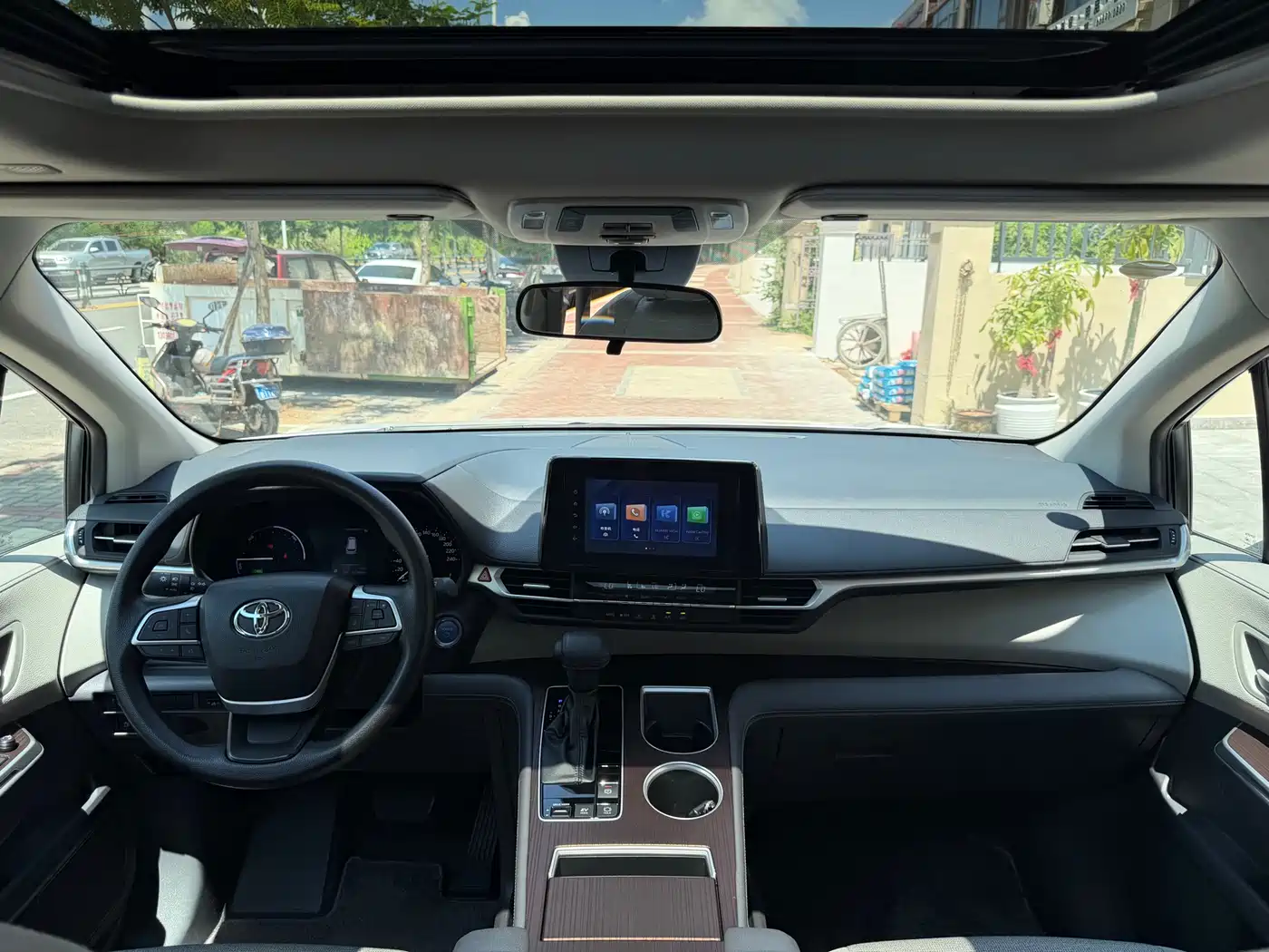 Toyota Sienna 2023 2.5L Hybrid Comfort Edition фото 5