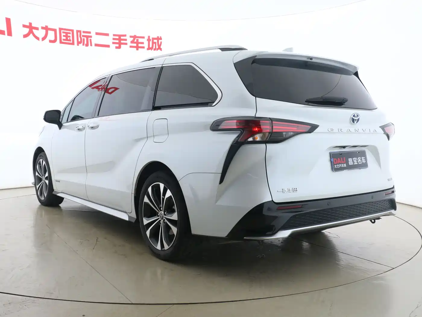 Toyota Granvia 2023 2.5L Hybrid Prestige PLUS Edition фото 19
