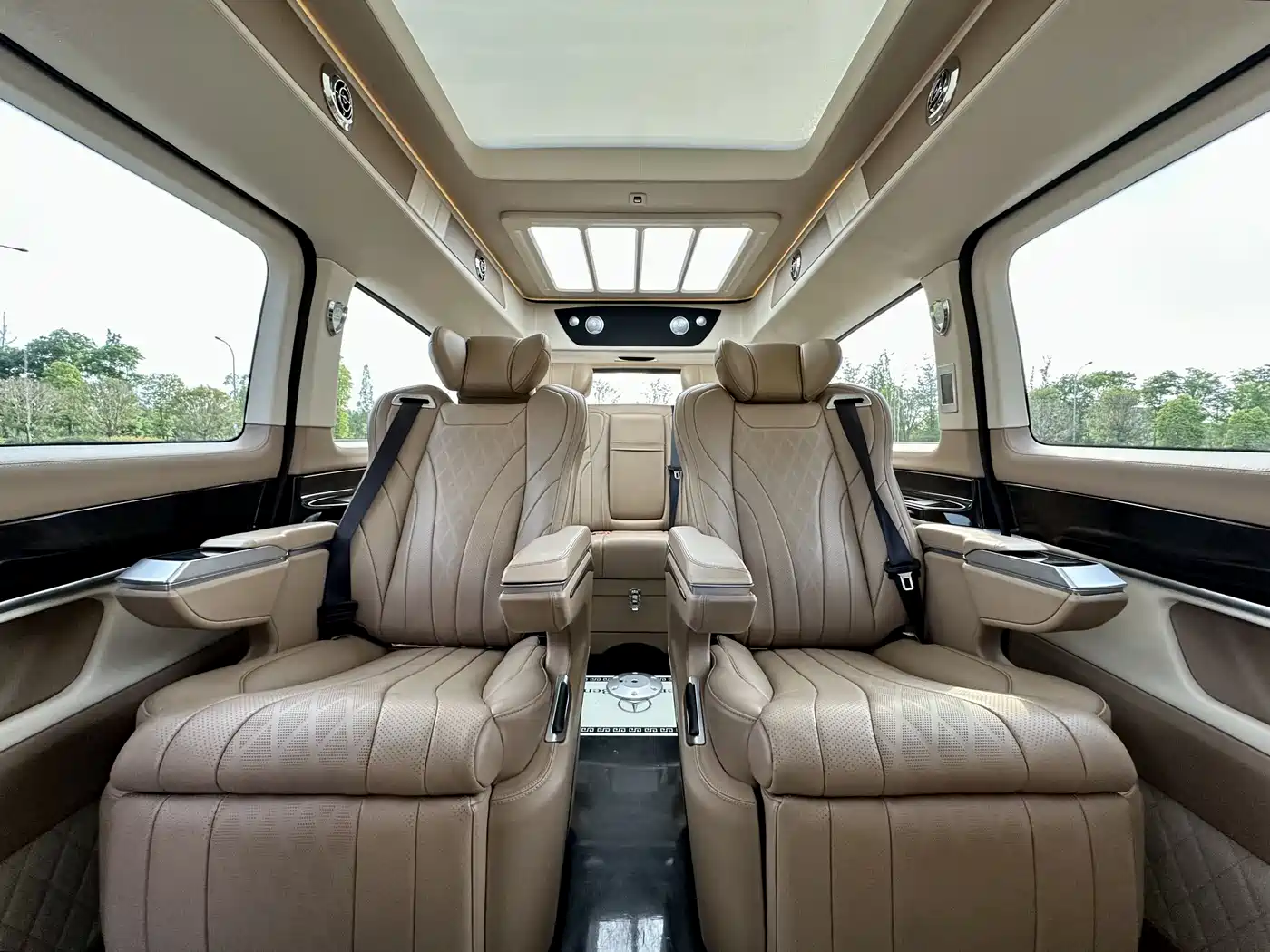 Mercedes-Benz V-Class 2018 V 260 L Premium Long Wheelbase Edition China VI фото 11