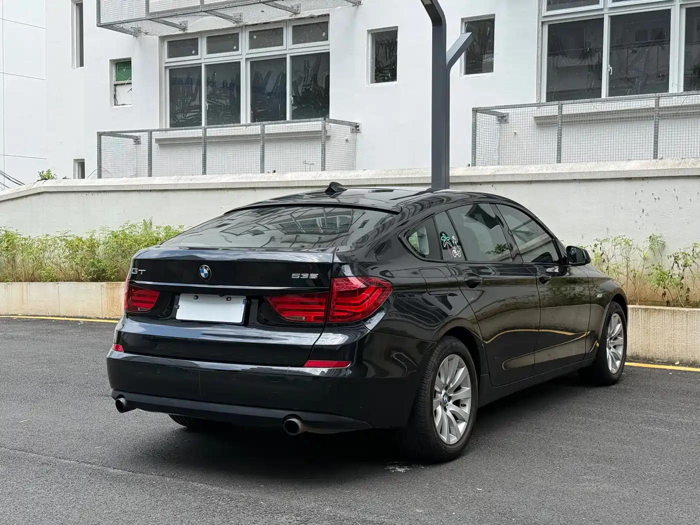 BMW 5 Series GT 2010 535i Luxury Model фото 8
