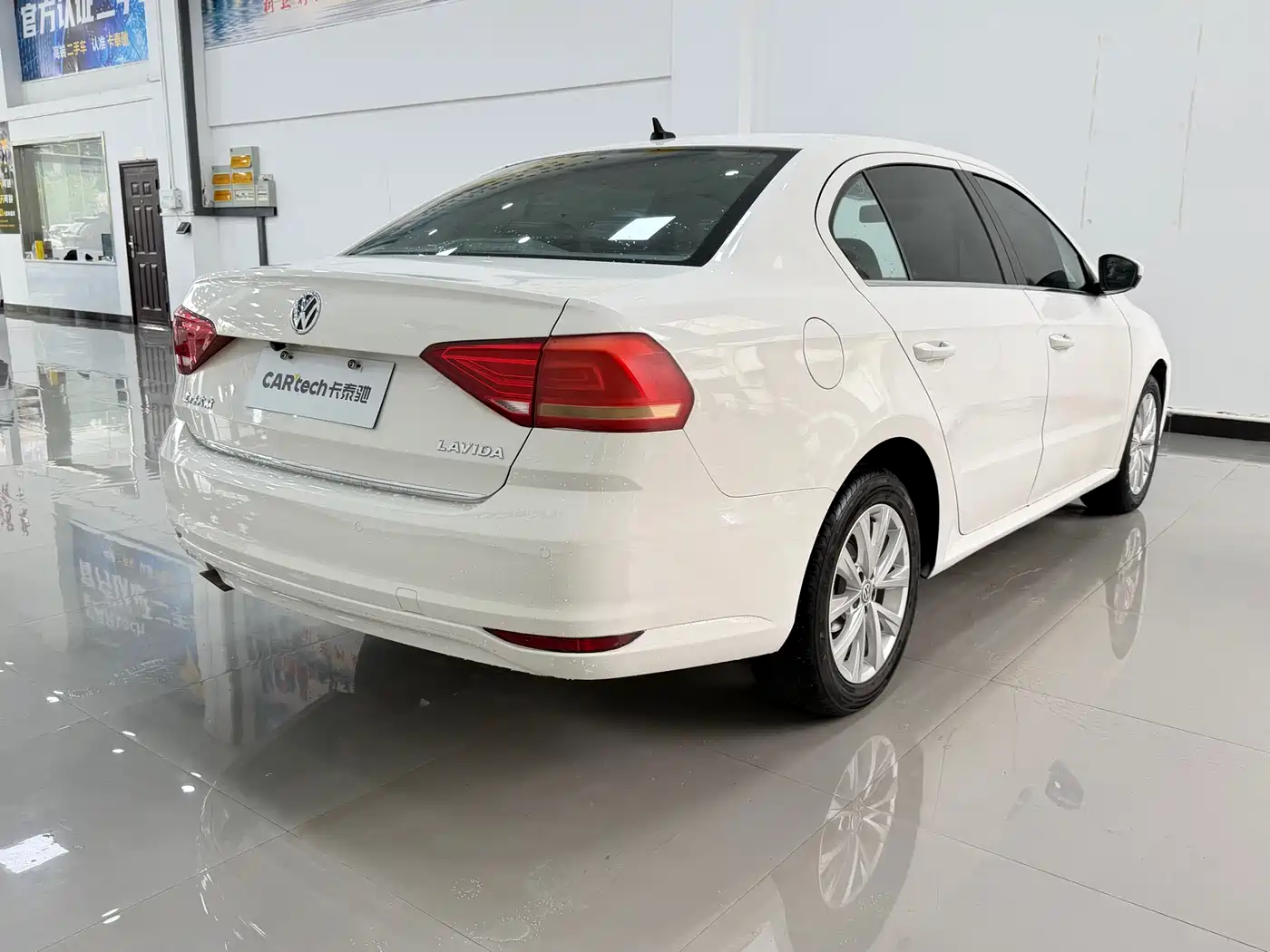 Volkswagen Lavida 2017 1.6L Automatic Comfort Edition фото 7
