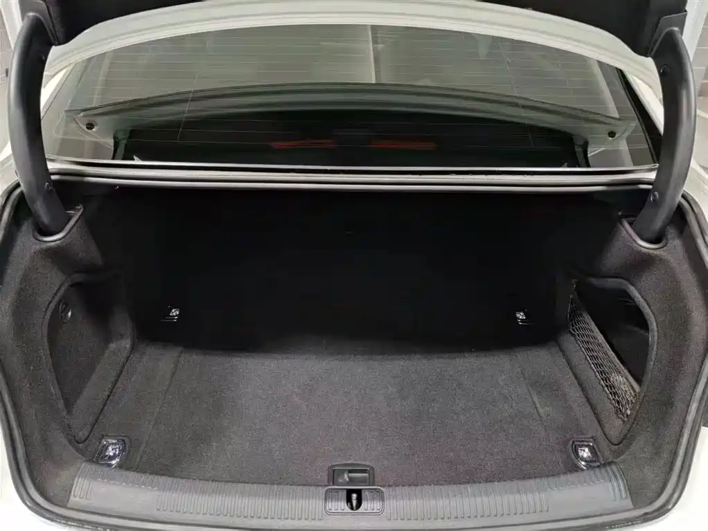 Фото 15 - Audi A4L