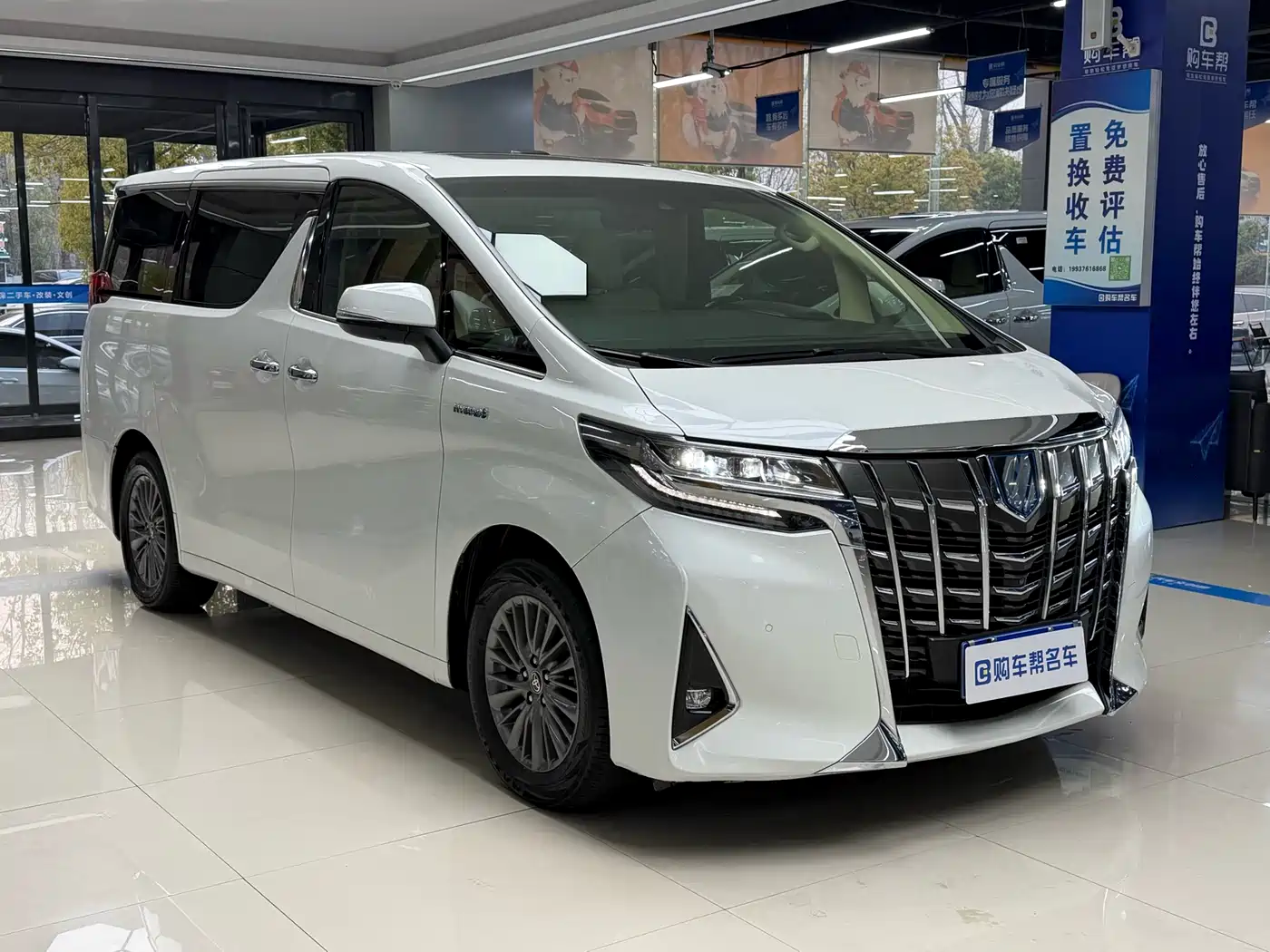 Toyota Alphard 2019 Hybrid 2.5L Luxury фото 3