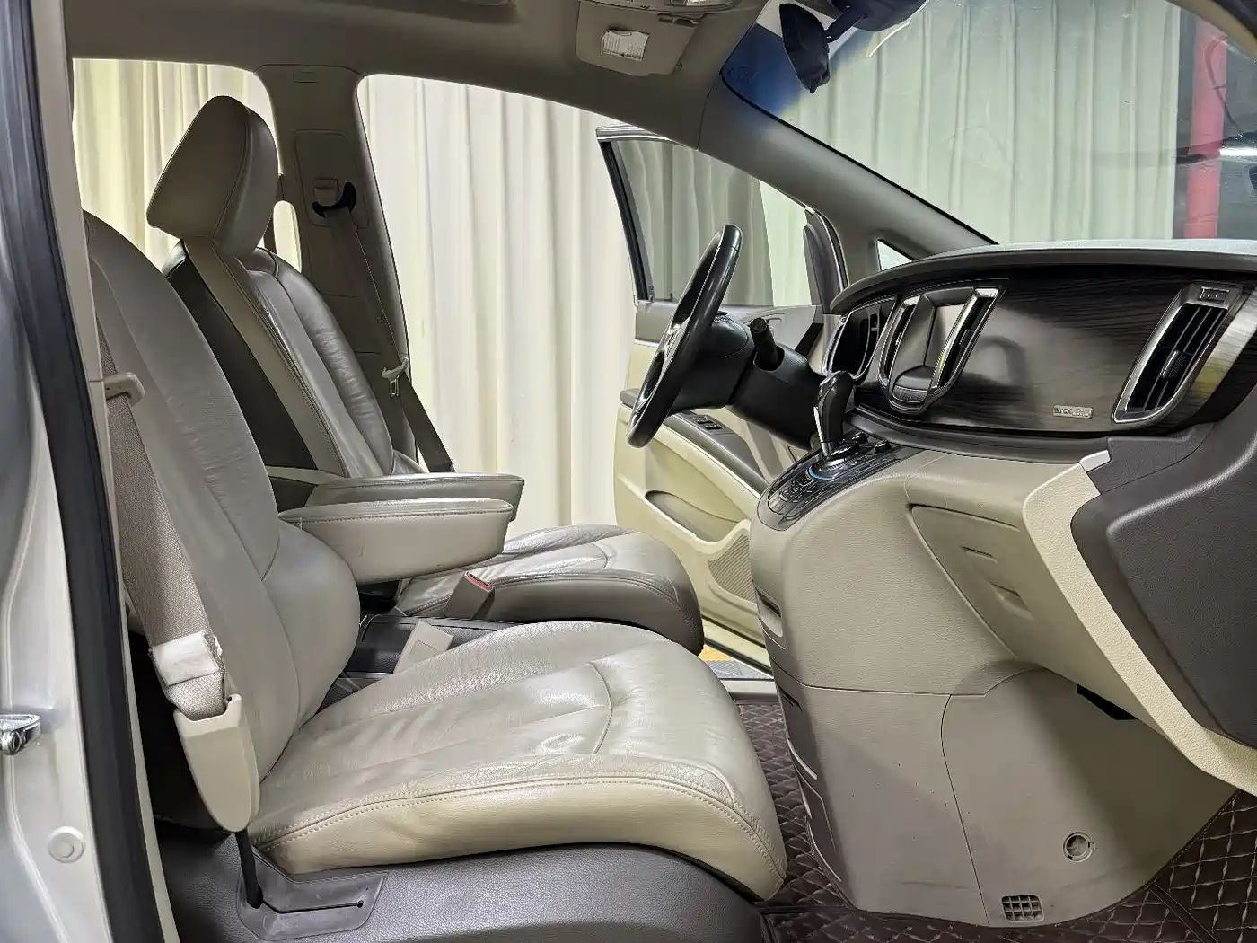 Buick GL8 2011 3.0L GT Luxury Business Elegance Edition фото 32