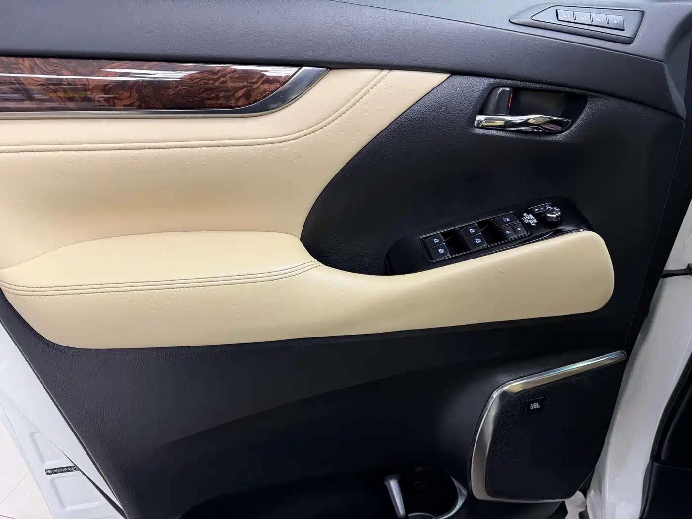 Toyota Alphard 2019 Hybrid 2.5L Luxury фото 5