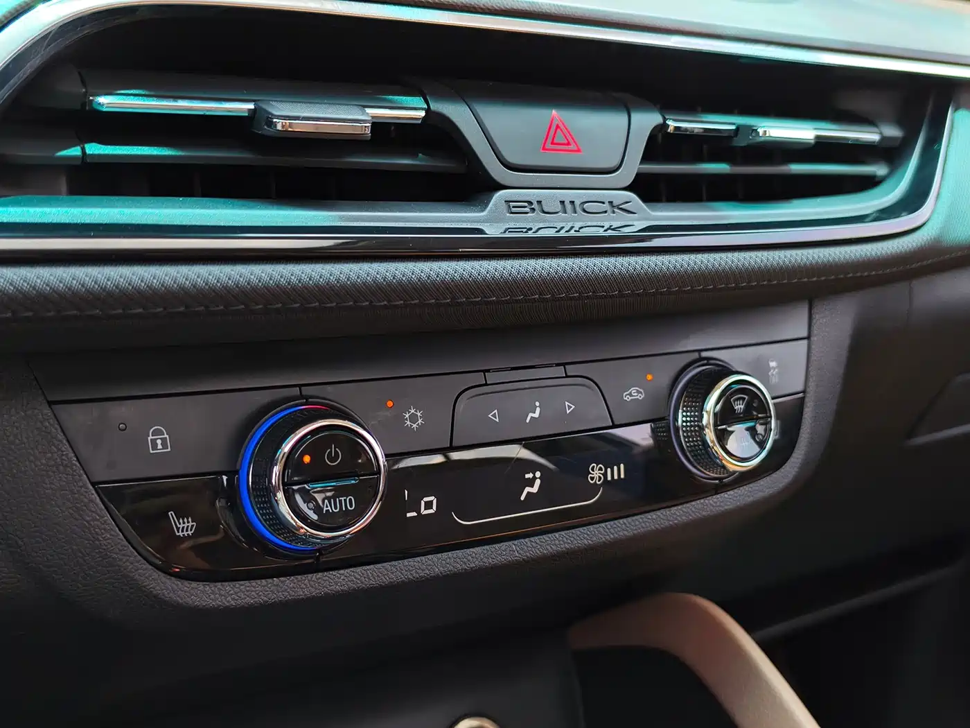 Buick GL6 2023 2021 323T Mild Hybrid Connected Premium Trim
