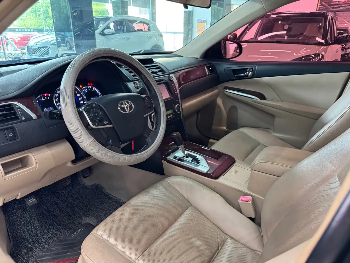 Фото 11 - Toyota Camry