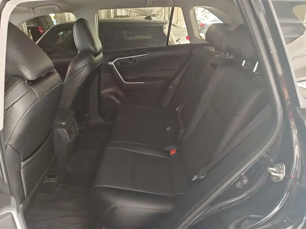 Toyota Wildlander 2023 2.0L CVT FWD LE фото 17