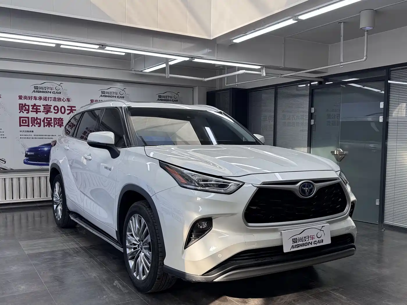Toyota Highlander 2023 2.5L Smart Hybrid Dual Engine AWD Luxury 7-Seater фото 3