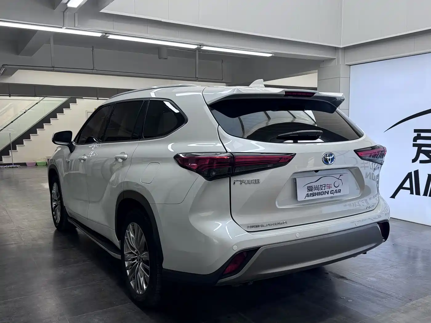 Toyota Highlander 2023 2.5L Smart Hybrid Dual Engine AWD Luxury 7-Seater фото 5