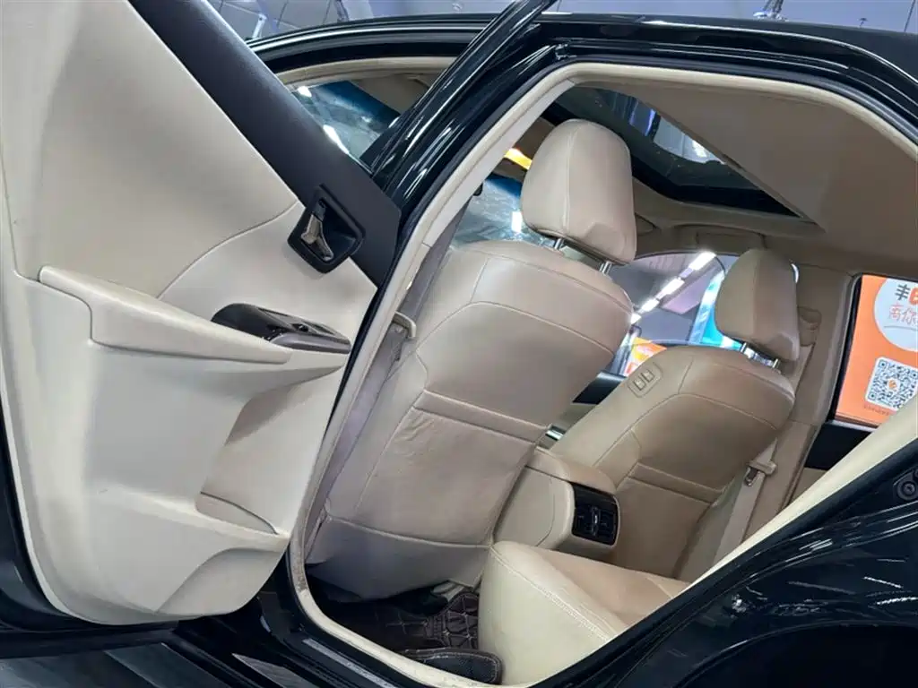 Toyota Camry 2016 2.0G 10th Anniversary Leading Edition фото 12