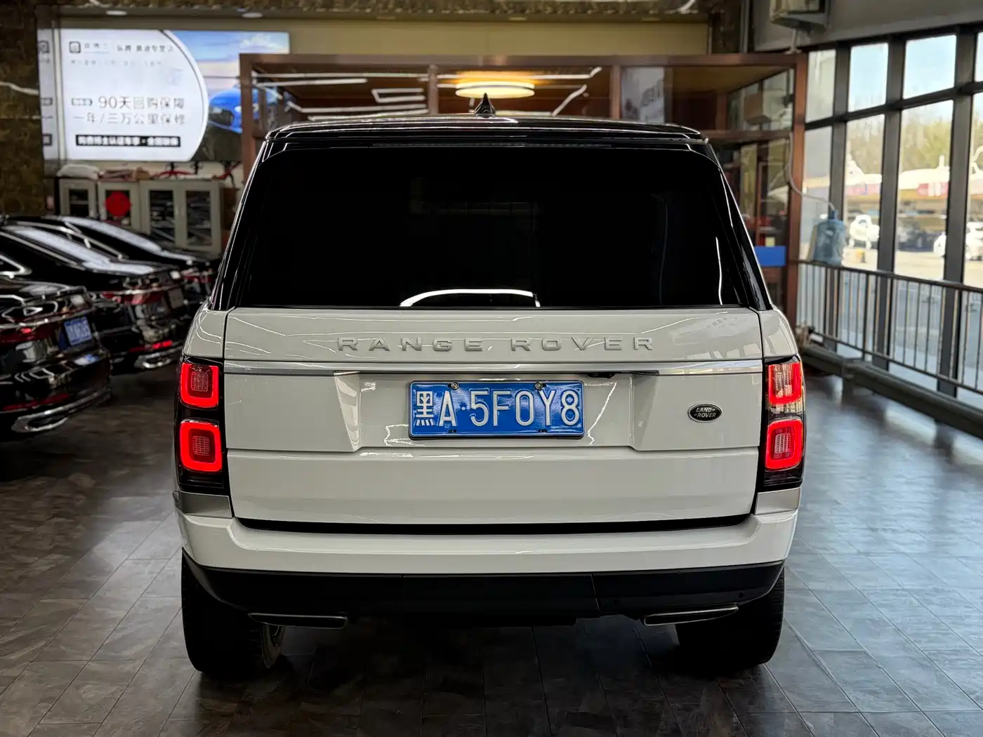 Land Rover Range Rover 2022 3.0 L6 400PS Heritage Extended Classic Edition фото 4