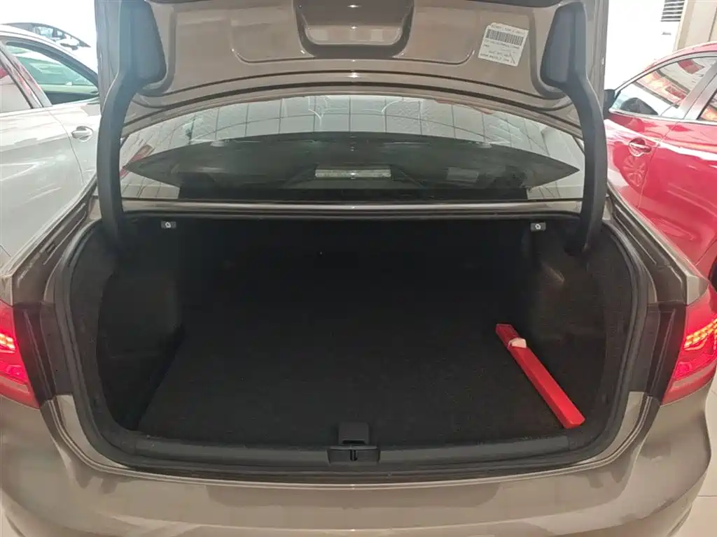 Volkswagen Passat 2015 1.8TSI DSG Honor Edition фото 19