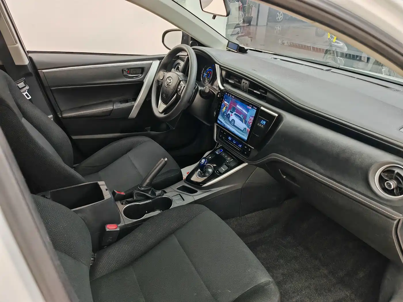 Toyota Corolla 2017 Facelift Hybrid 1.8L E-CVT Leading Edition фото 11